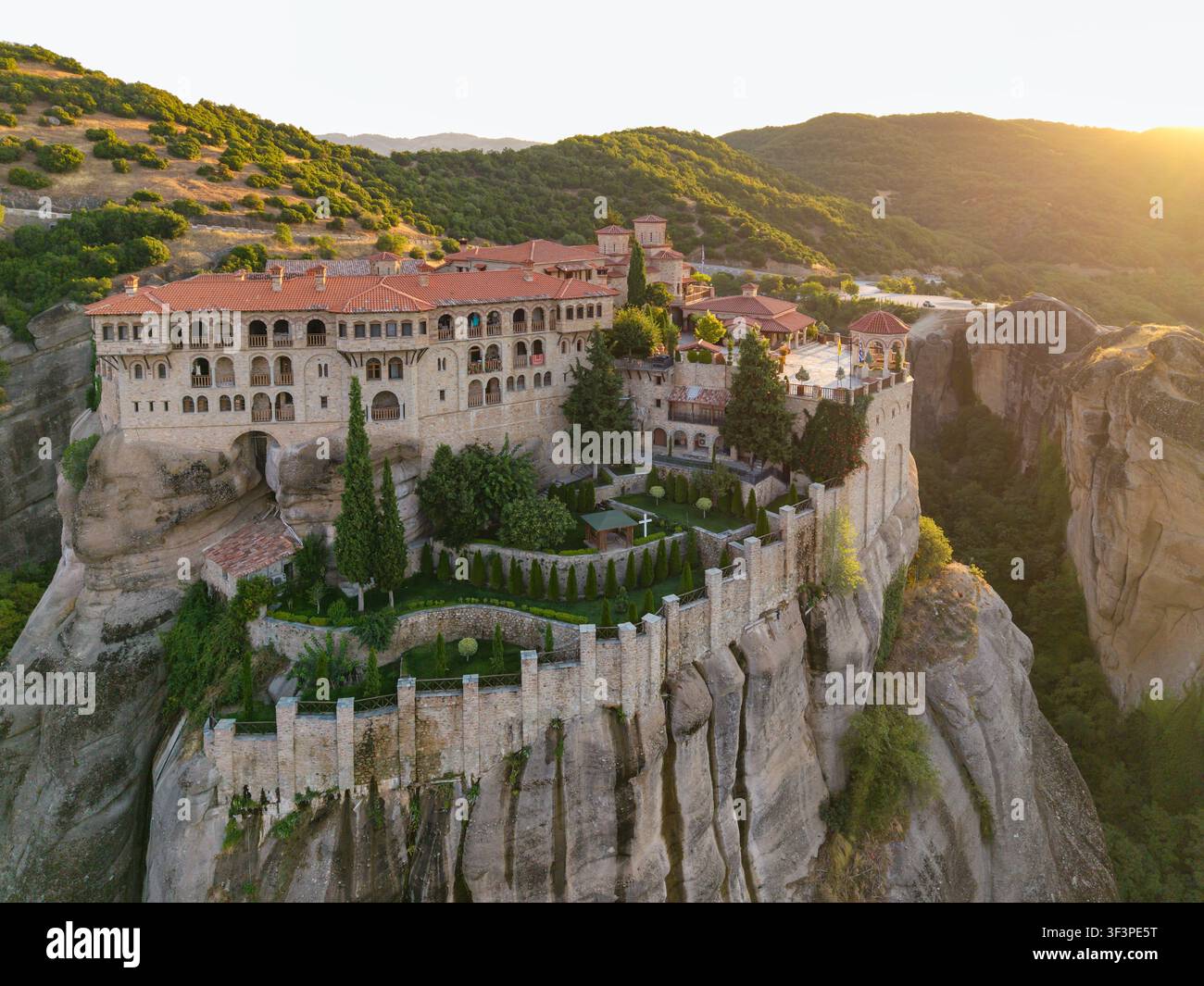 Vue aérienne du monastère de Varlaam au lever du soleil, Météores, Grèce Banque D'Images