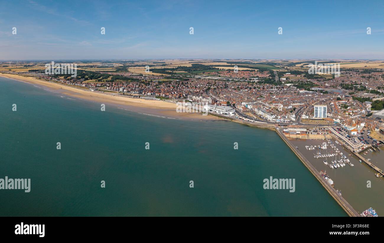 Paysage panoramique aérien en grand angle depuis les hauteurs de la ville et du port de Bridlington avec la plage Sud et le Bridlington Spa par un bel été Banque D'Images