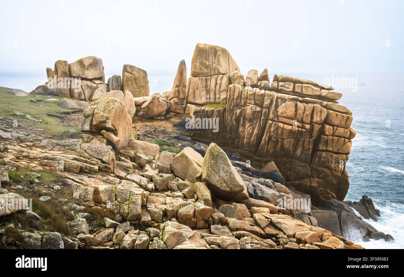 Formations rocheuses dramatiques près d'Inner Head sur la péninsule de Peninnis, St Mary's, Îles Scilly, Royaume-Uni. Banque D'Images