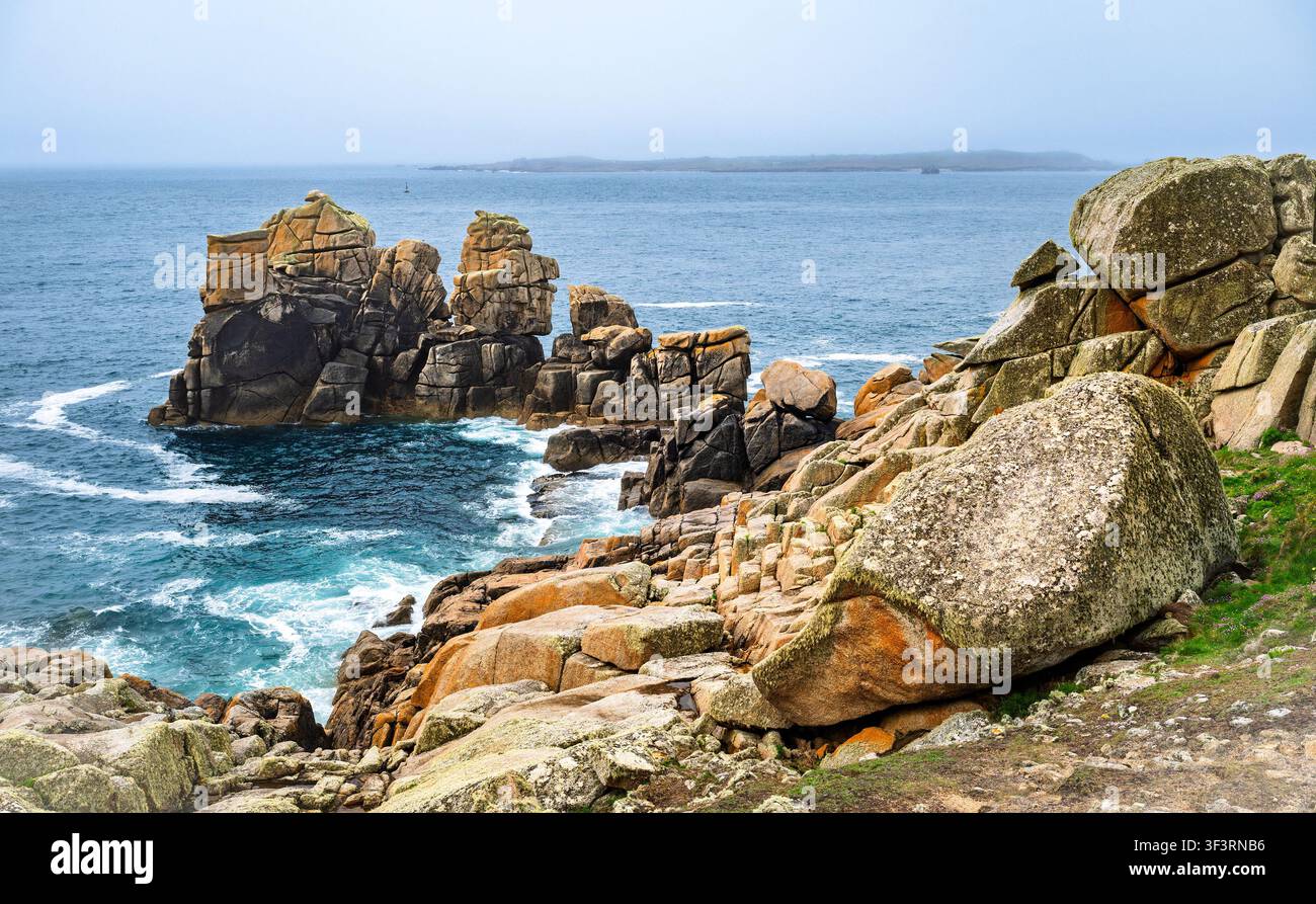 Formations rocheuses dramatiques autour d'une petite crique entre Inner et Outer Head sur la péninsule de Peninnis, St Mary's, îles Scilly, Royaume-Uni. Banque D'Images