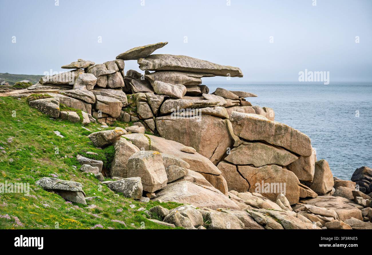 Pulpit Rock est une formation rocheuse naturelle érodée par les intempéries, frappante, située sur Peninnis Head, à St Mary's, dans les îles Scilly, au Royaume-Uni. Banque D'Images