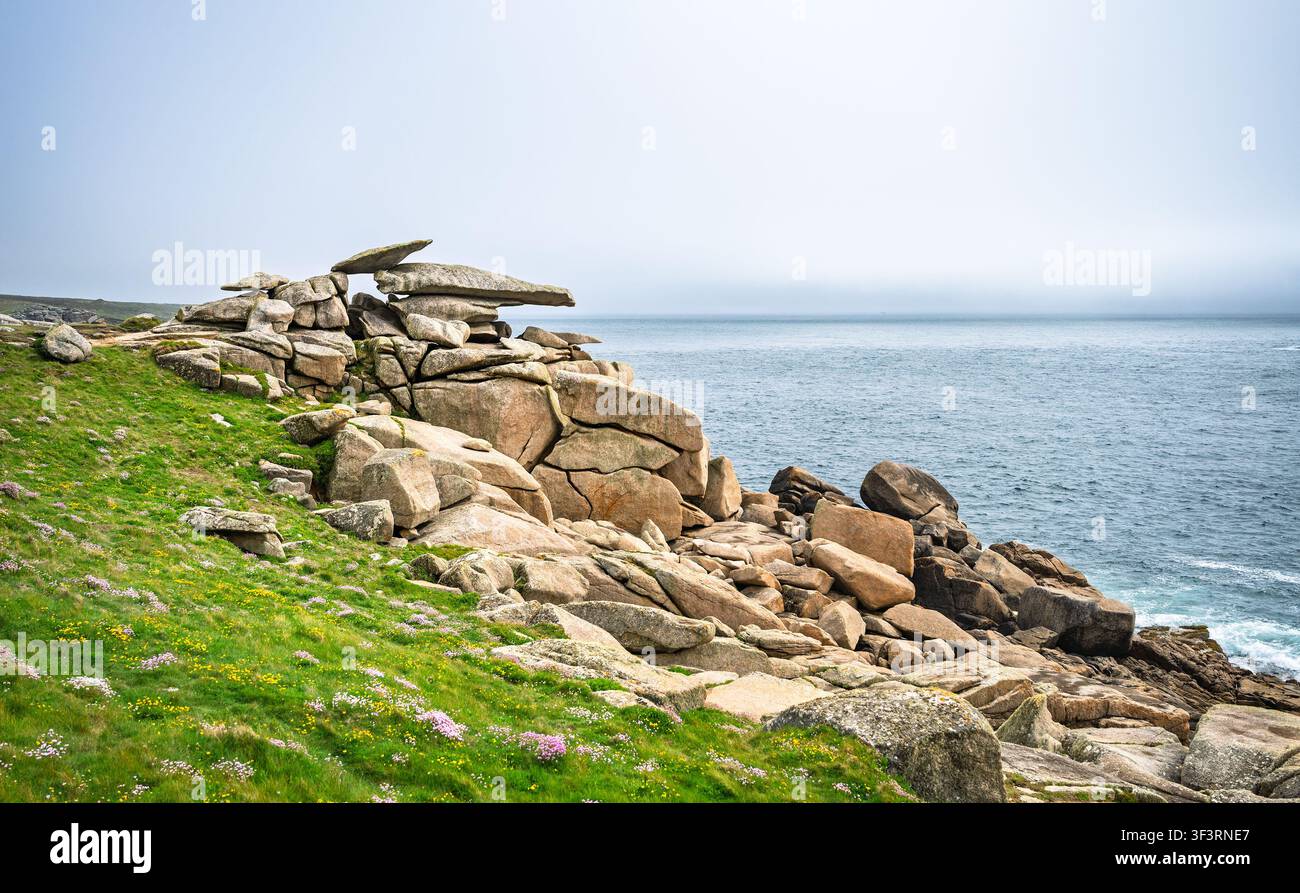 Pulpit Rock est une formation rocheuse naturelle érodée par les intempéries, frappante, située sur Peninnis Head, à St Mary's, dans les îles Scilly, au Royaume-Uni. Banque D'Images