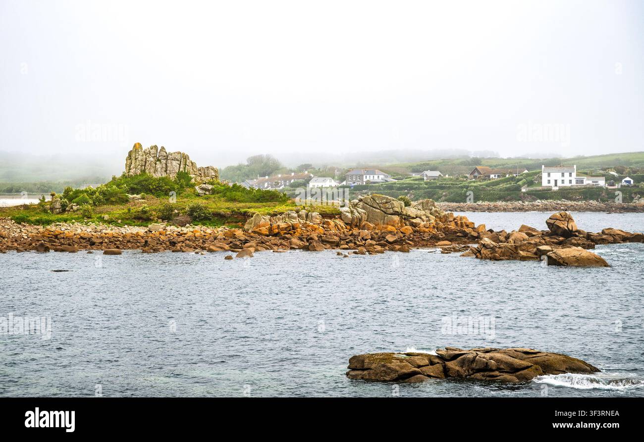 Carn Leh, une pointe rocheuse contenant une batterie de guerre civile et des vestiges préhistoriques. Elle délimite le bord sud de Old Town Bay, St Mary's, Scilly, Royaume-Uni. Banque D'Images