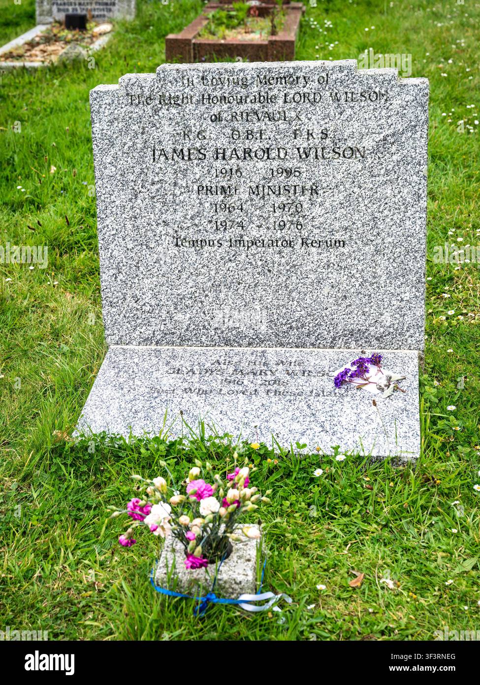 Pierre tombale de l'ancien Premier ministre britannique, James Harold Wilson, église vieille de St Mary's, St Mary's, îles Scilly, Royaume-Uni. Banque D'Images