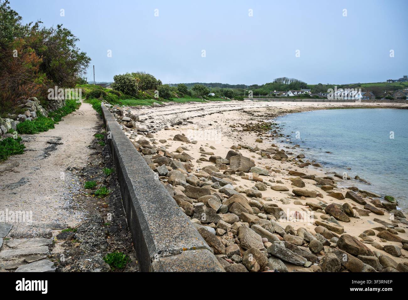 Sentier pédestre le long de Old Town Bay, menant à Old Town Beach, St Mary's, Îles Scilly, Royaume-Uni. Banque D'Images