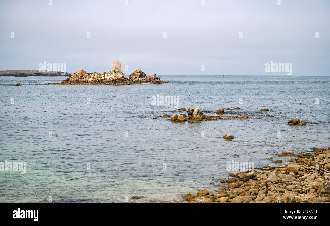 La balise de jour Tins Walbert (2002) est un repère de navigation landmark pour guider les navires approchant les îles Scilly. St Agnes, îles Scilly, Royaume-Uni. Banque D'Images