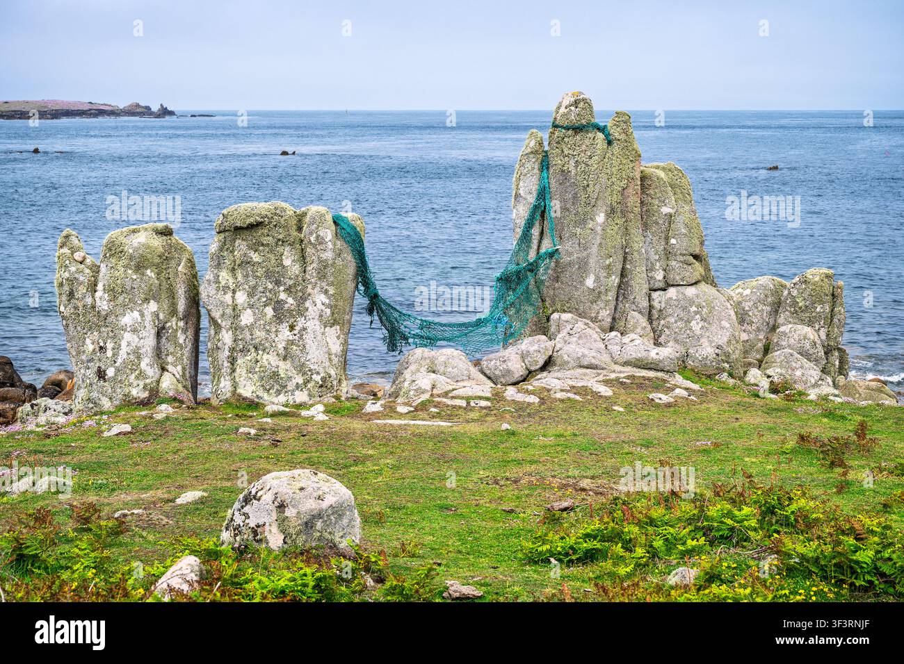 Hamac improvisé à partir d’un filet de pêche sur des rochers près de la ferme Troytown, St Agnes, îles Scilly, Royaume-Uni. Banque D'Images