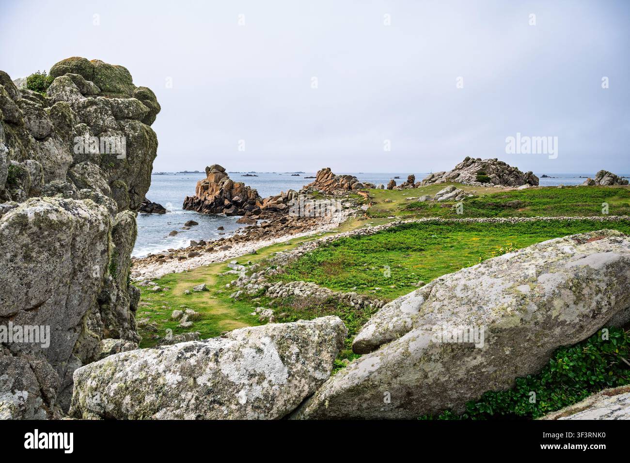 Côte rocheuse et vestiges d'un enclos en pierre près de Long Point, St Agnes, Îles Scilly, Royaume-Uni. Banque D'Images