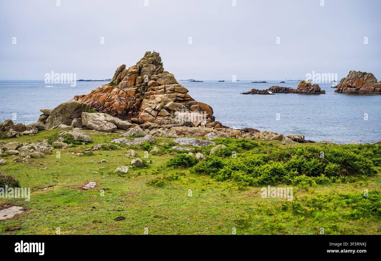 Les traîtres Western Rocks et le phare de Bishop Rock, vus au large de la côte ouest de St Agnes, îles Scilly, Royaume-Uni. Banque D'Images