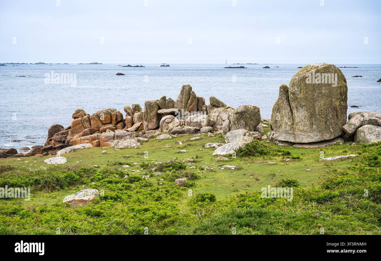 Formations rocheuses naturelles sur la côte ouest de St Agnes, îles Scilly, Royaume-Uni. Les Western Rocks insidieuses et le phare de Bishop Rock sont visibles. Banque D'Images