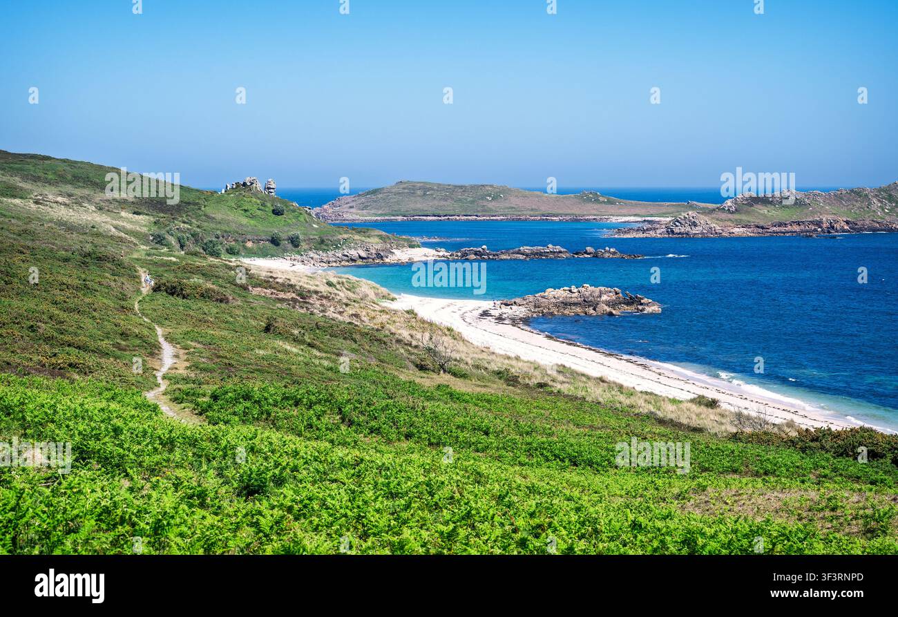 Great Bay est une plage de sable blanc avec des eaux turquoise claires et une vue sur la pointe pittoresque, Top Rock Hill. St Martin's, Isles of Scilly, Royaume-Uni. Banque D'Images
