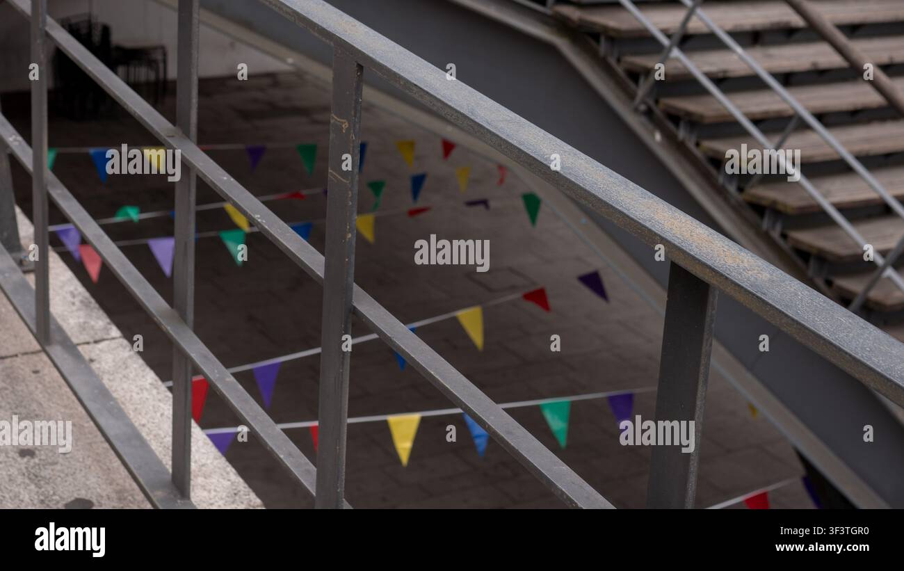 Rampe métallique avec fanions colorés dans un cadre architectural urbain moderne Banque D'Images