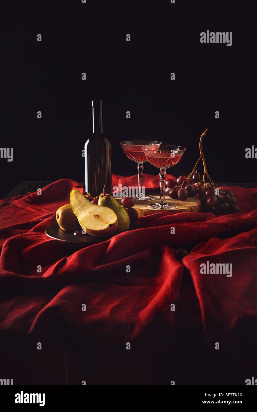 Nature morte avec vin, poires et raisins rouges Banque D'Images