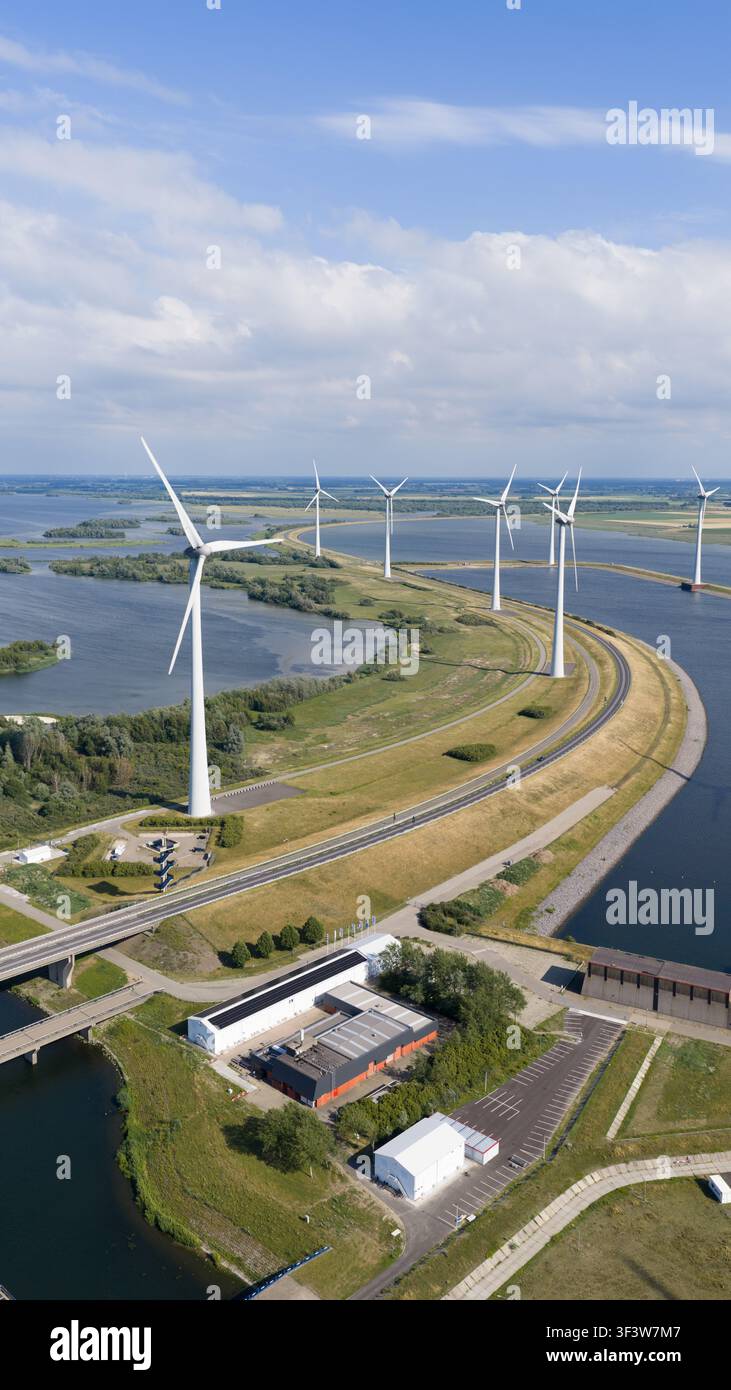 Vue aérienne du Philipsdam, mettant en valeur les travaux du Delta néerlandais à Zélande. Cette infrastructure avancée illustre une gestion innovante de l'eau et f Banque D'Images