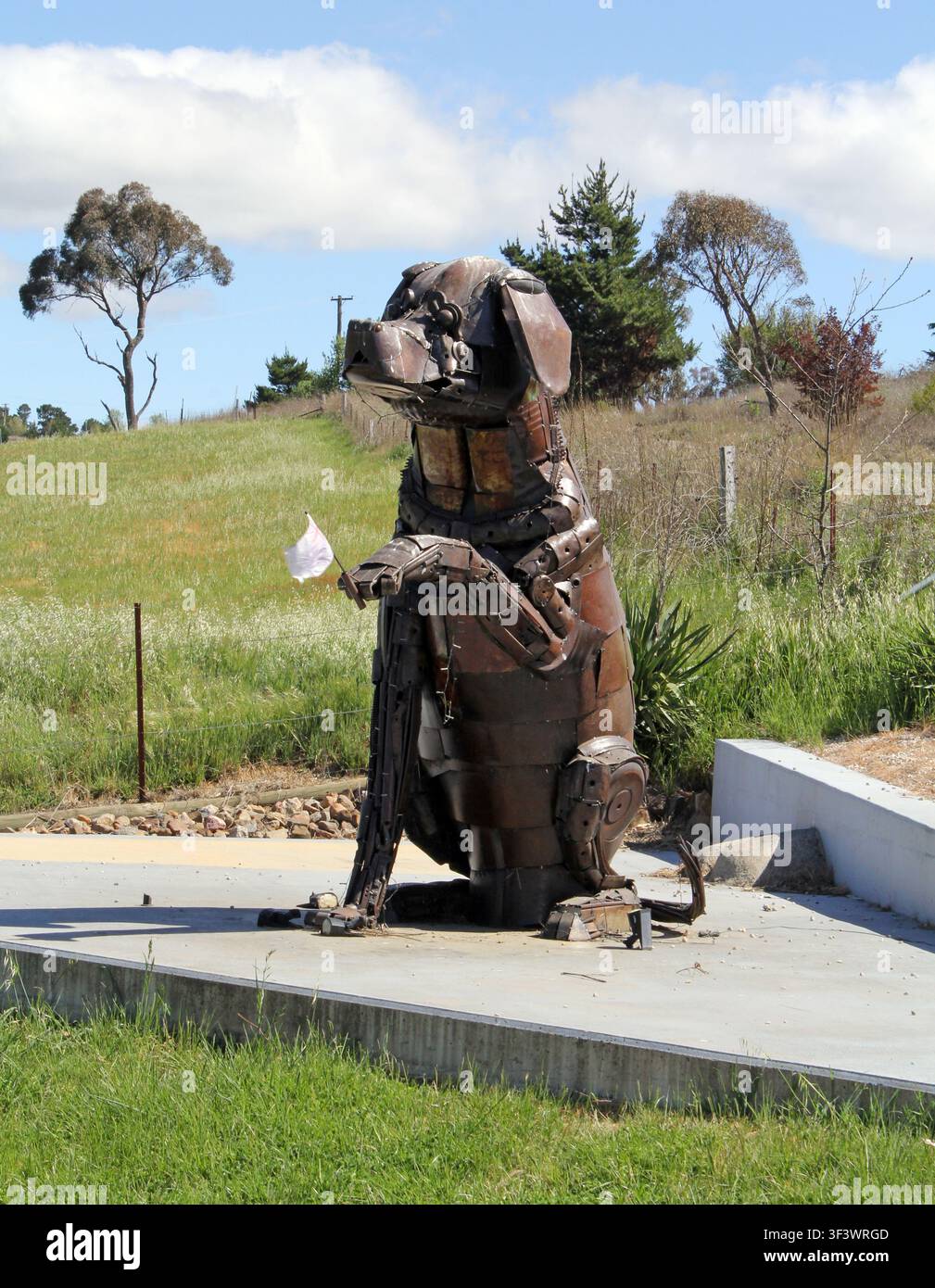 La sculpture en ferraille « Big Dog » située à l’écart de la Mitchell Highway à Dunkeld, près de Bathurst, Nouvelle-Galles du Sud, Australie Banque D'Images