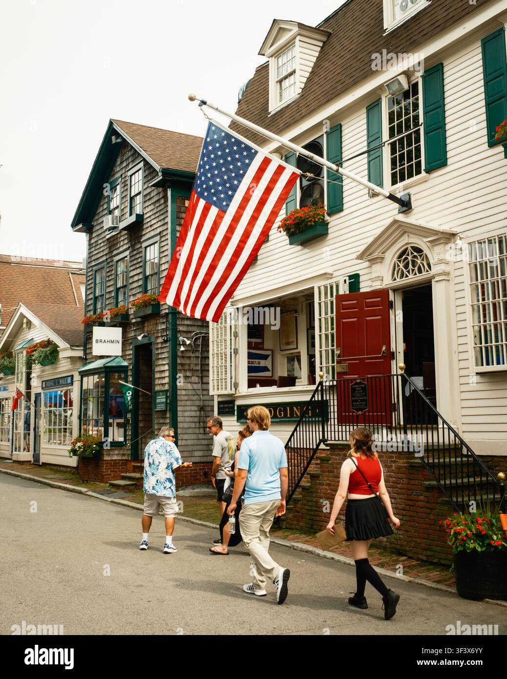 Des gens passant devant la maison Clarke Cooke à Bannisters Wharf à Newport, Rhode Island Banque D'Images