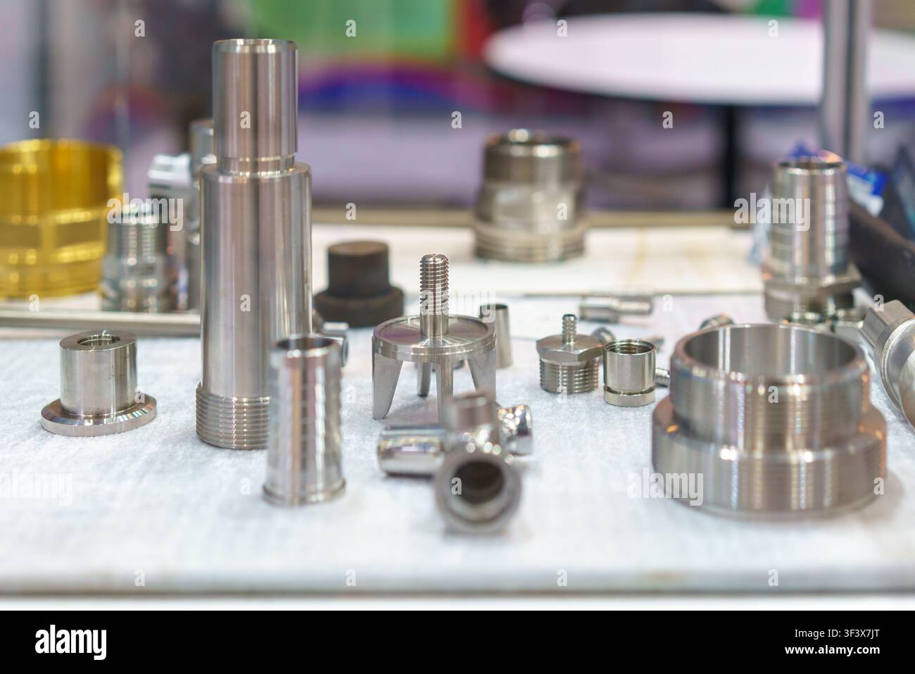 Un éventail de raccords, connecteurs et composants industriels en acier inoxydable et métal usinés avec précision, couramment utilisés dans les systèmes hydrauliques et pneumatiques Banque D'Images