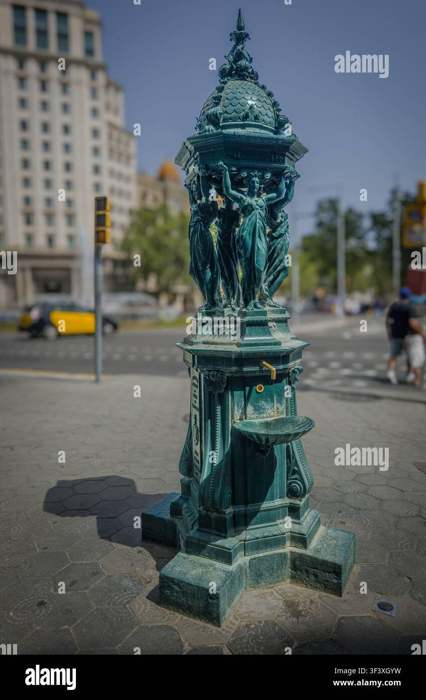 Fontaine Wallace de Barcelone avec cariatides et scène de rue de la ville Banque D'Images