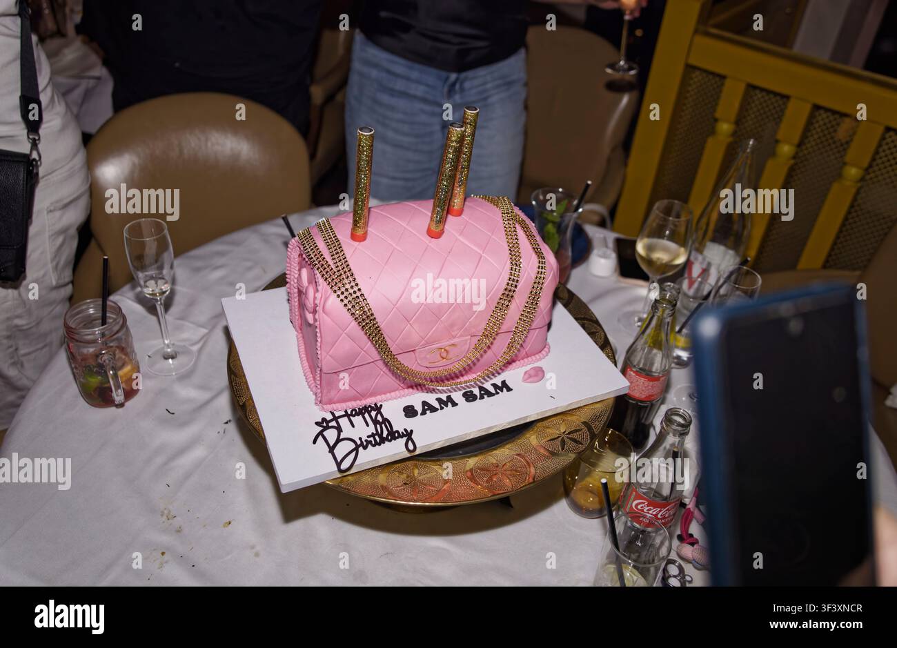 Paris, France. 26 juillet 2026. Gâteau en forme de sac à main Chanel par la designer de gâteaux Madyson (Petite Main Sucrée) lors de la fête d'anniversaire de Samia Kazitani au restaurant Noura Opera le 26 juillet 2026 à Paris, France. Crédit : Bernard Menigault/Alamy Live News Banque D'Images