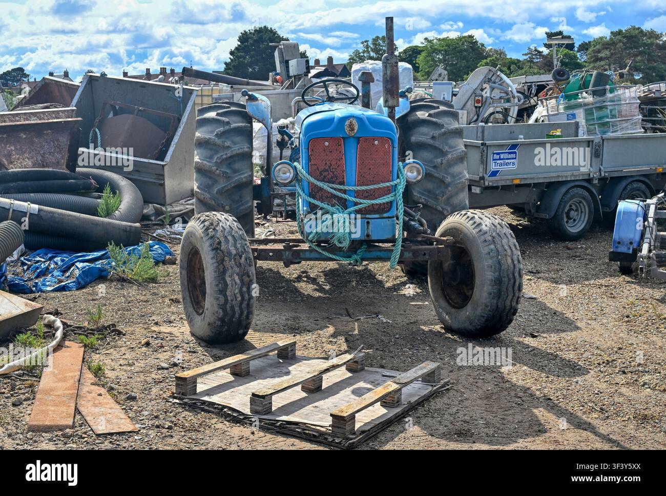 Tracteur vintage encore utilisé par les pêcheurs de moules à Brancaster Staithe, Norfolk, Royaume-Uni Banque D'Images