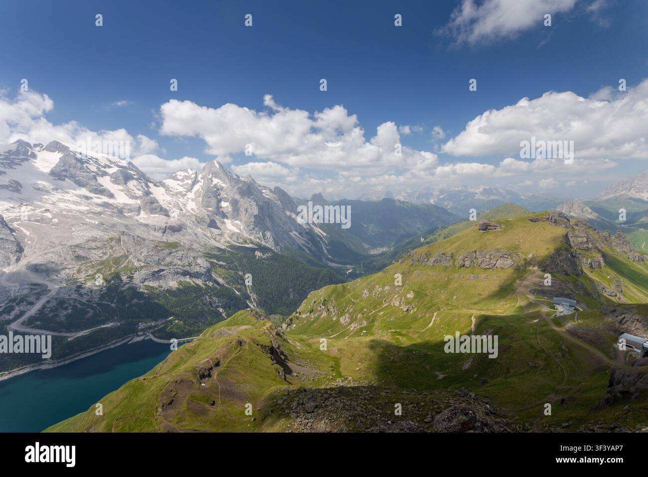 Paysage des Dolomites avec des sommets enneigés et des vallées vertes sous un ciel bleu Banque D'Images