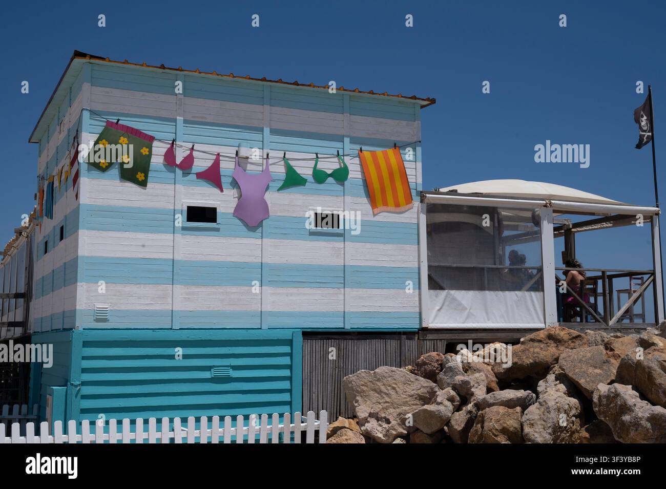 Juillet 2026 Portugal, Olhão. Farol. Île Culatra. Bar Maramais avec peinture murale d'une corde à linge Banque D'Images