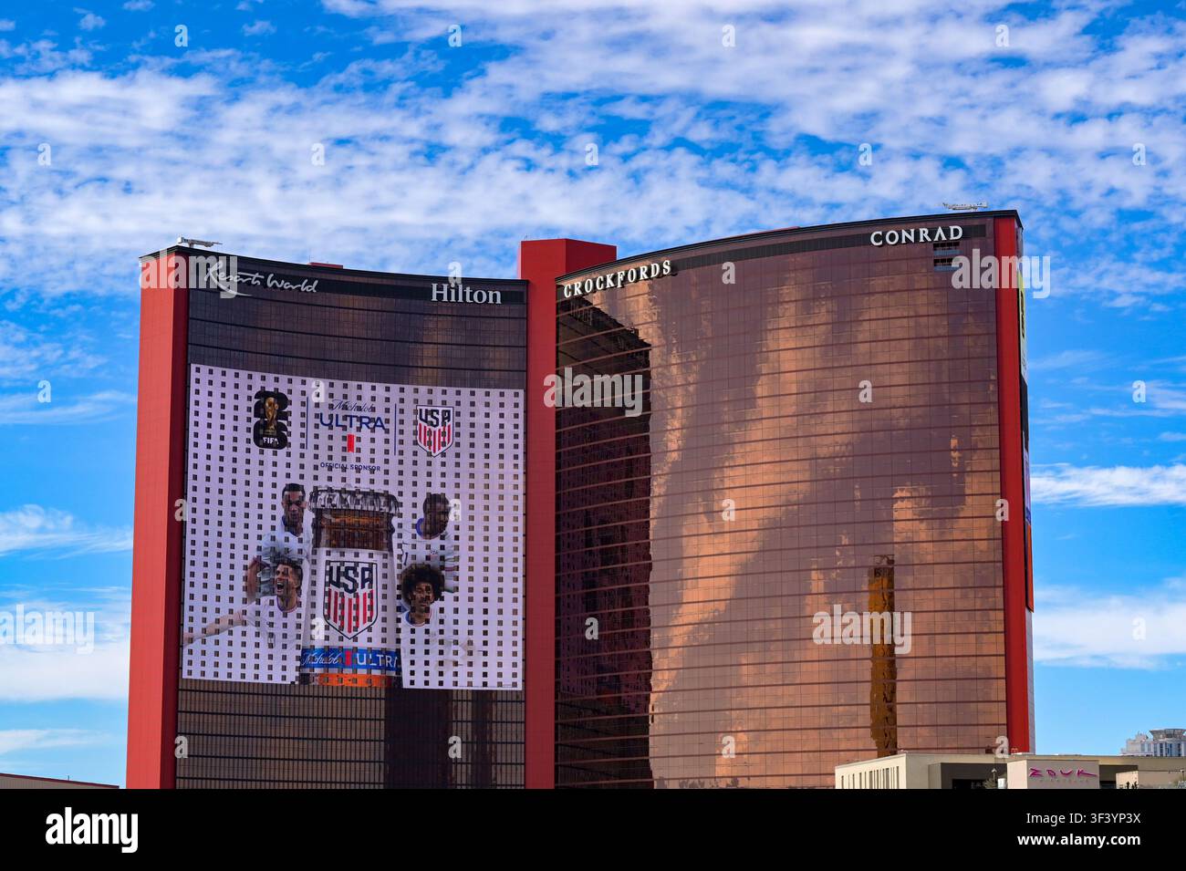 Las Vegas, Nevada, États-Unis - 5 juillet 2026 : Vue extérieure de l'hôtel Hilton, de l'hôtel Crockfords et de l'hôtel Conrad à Resorts World à Las Vegas. Banque D'Images