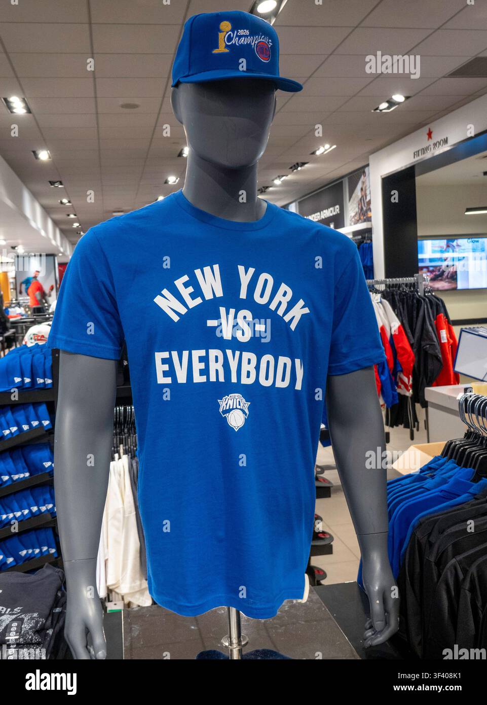Lids est une section de vêtements de sport et de fanwear dans Macy's à Times Square 2026, NYC, États-Unis Banque D'Images