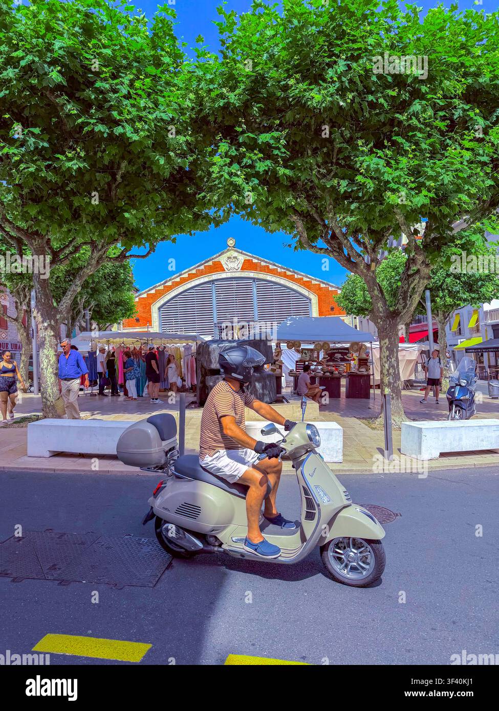 Biarritz, France, Vues des marchés alimentaires français, Gens faisant leurs courses, à l'extérieur, Les Halles, Scooter Vespa, Adolescents d'été Banque D'Images
