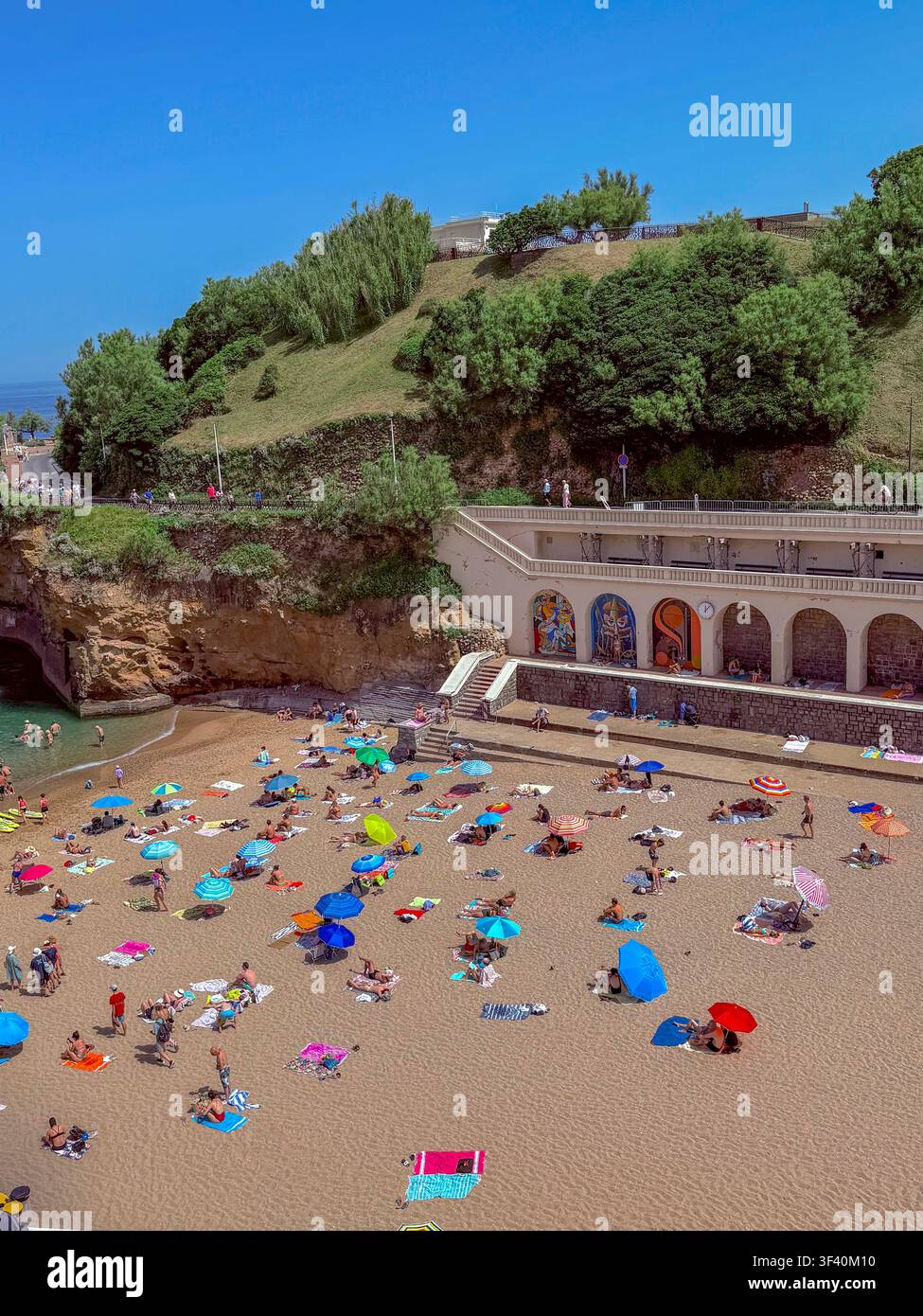 Biarritz, France, Vue en hauteur, Vue grand angle, Scènes de plage, Foule de personnes en train de bronzer, "Plage du Port Vieux" (Baie de Biscay) Banque D'Images