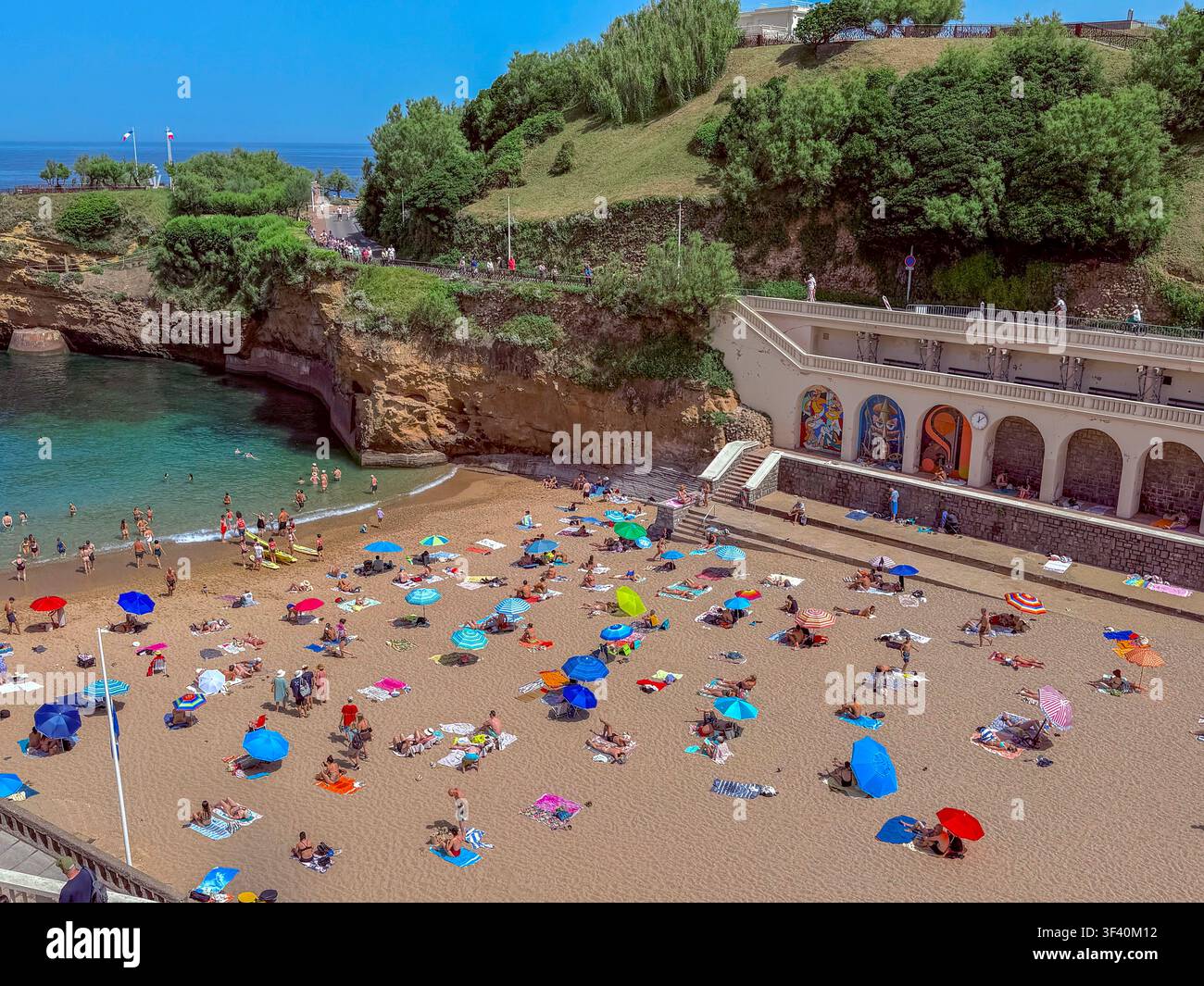 Biarritz, France, Vue en hauteur, Vue grand angle, Scènes de plage, Foule de personnes en train de bronzer, "Plage du Port Vieux" (Baie de Biscay) Banque D'Images