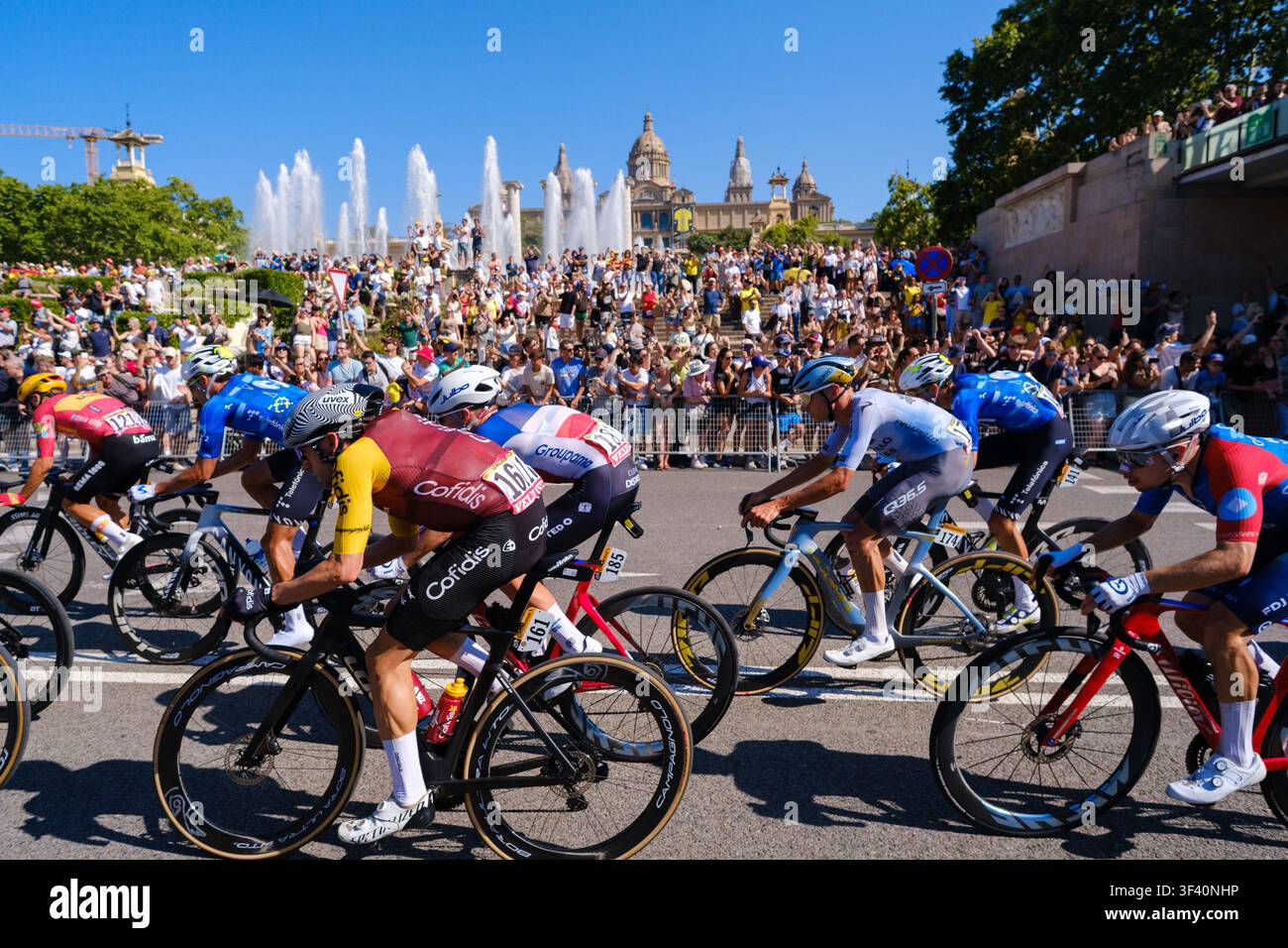 Barcelone, Espagne - 5 juillet 2026 : Cyclistes en compétition lors d'une étape du Tour de France avec des spectateurs bordant la route Banque D'Images