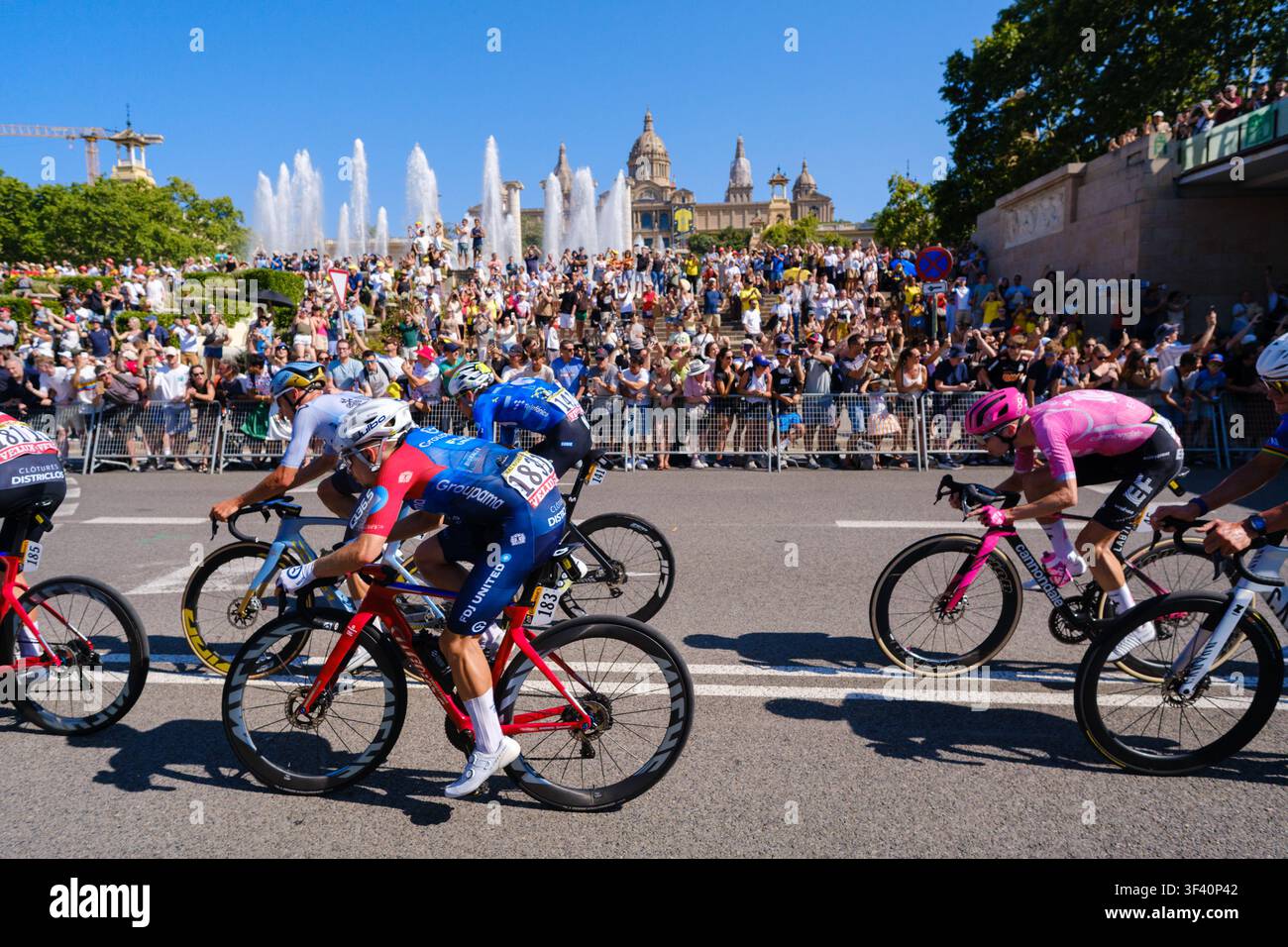 Barcelone, Espagne - 5 juillet 2026 : Cyclistes participant à une étape du Tour de France avec des spectateurs bordant la route Banque D'Images