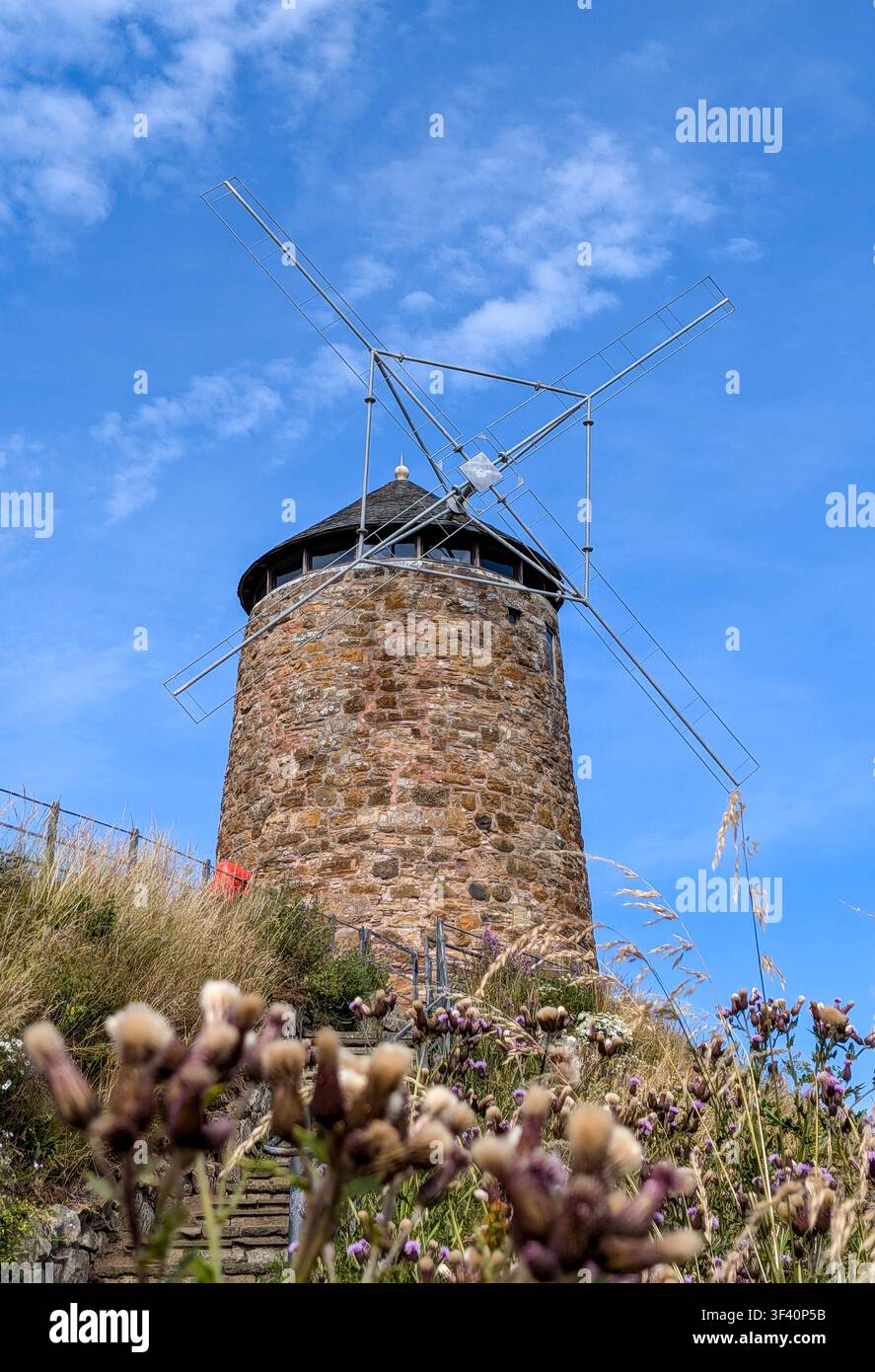 Image en gros plan du moulin de St. Monans, une tour en pierre du XVIIIe siècle, situé sur le sentier côtier de Fife près du village de St Monans en Écosse - Image de stock capturée avec un smartphone