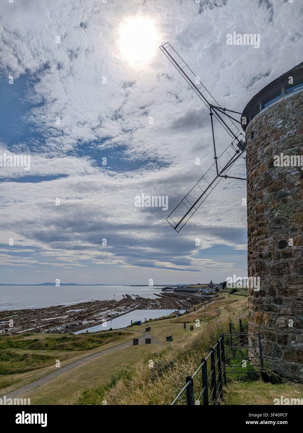 Le moulin historique de St Monans surplombant la côte du Firth of Forth dans le Fife, en Écosse. - Image de stock capturée avec un smartphone