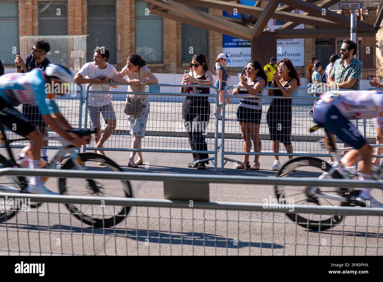 Barcelone, Espagne - 5 juillet 2026 : Spectateurs regardant les cyclistes franchir les barrières lors d'une étape du Tour de France à Barcelone Banque D'Images
