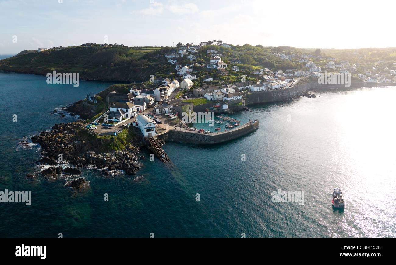 Vue aérienne du paysage du village et du port de Coverack en Cornouailles, Royaume-Uni, destination de vacances d'été populaire pour les vacanciers au lever du soleil Banque D'Images