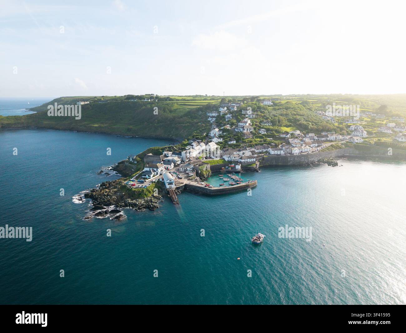Vue aérienne du paysage du village et du port de Coverack en Cornouailles, Royaume-Uni, destination de vacances d'été populaire pour les vacanciers au lever du soleil Banque D'Images