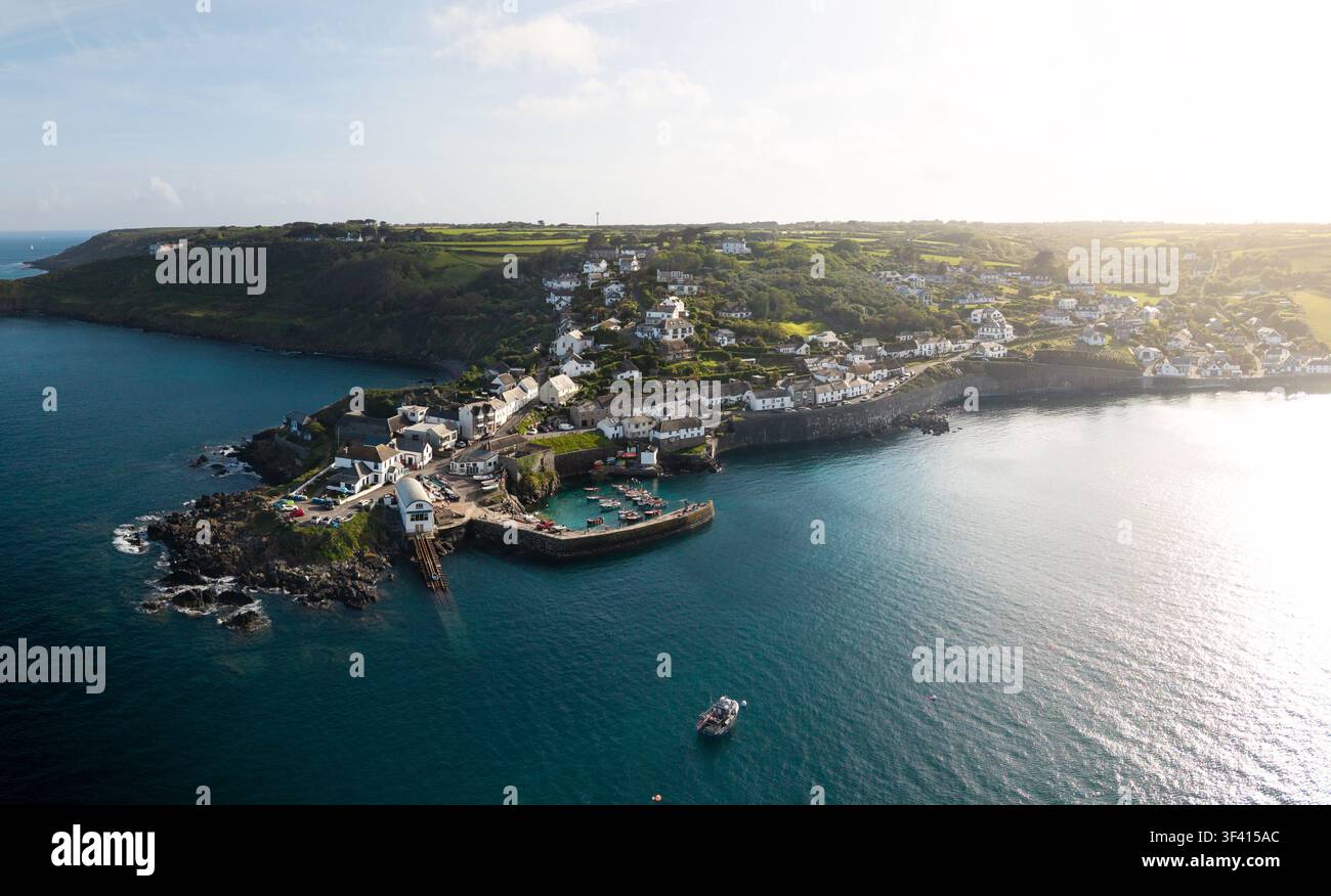 Vue aérienne du paysage du village et du port de Coverack en Cornouailles, Royaume-Uni, destination de vacances d'été populaire pour les vacanciers au lever du soleil Banque D'Images