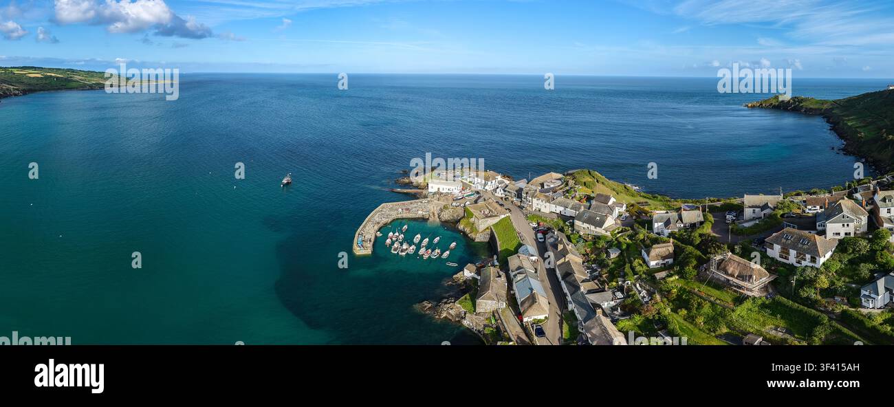 Vue panoramique aérienne du village et du port de Coverack dans les Cornouailles, au Royaume-Uni, destination estivale populaire pour les vacanciers Banque D'Images