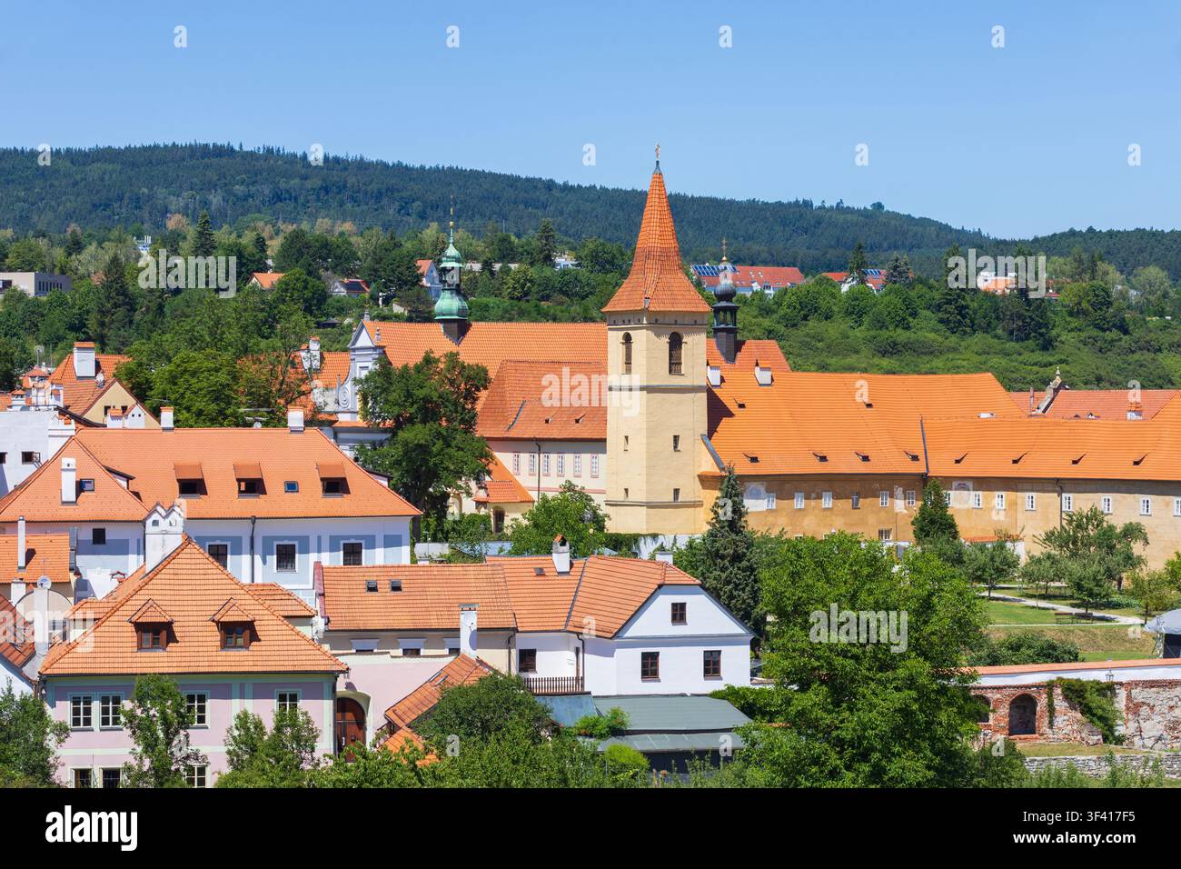 Vues panoramiques du monastère des Minorites (1350) dans la ville médiévale de conte de fées de Cesky Krumlov, Tchéquie (un site du patrimoine mondial de l'UNESCO) Banque D'Images