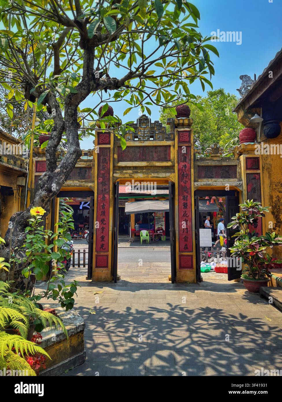 Cour de temple paisible à Hoi An, Vietnam, présentant une architecture traditionnelle, des allées carrelées, 1er avr. 2026. Banque D'Images