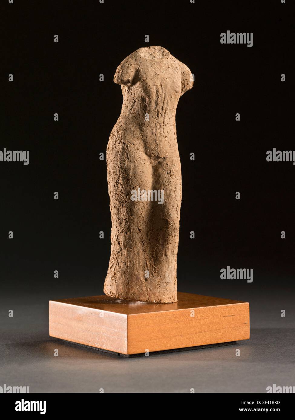 Une sculpture en terre cuite d'une figure féminine drapée sans tête, créée par Aristide Maillol, un sculpteur français, vers 1893. Banque D'Images