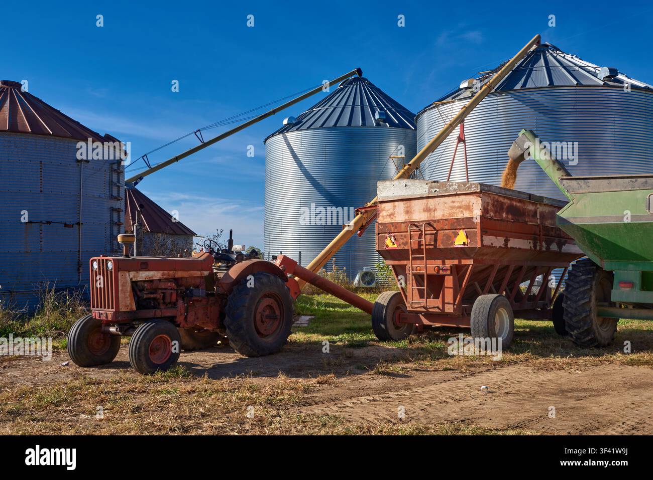 En attendant le meilleur moment pour vendre, un bras convoyeur à gravité décharge le maïs récolté dans un silo pour le stockage pendant la saison des récoltes. Banque D'Images