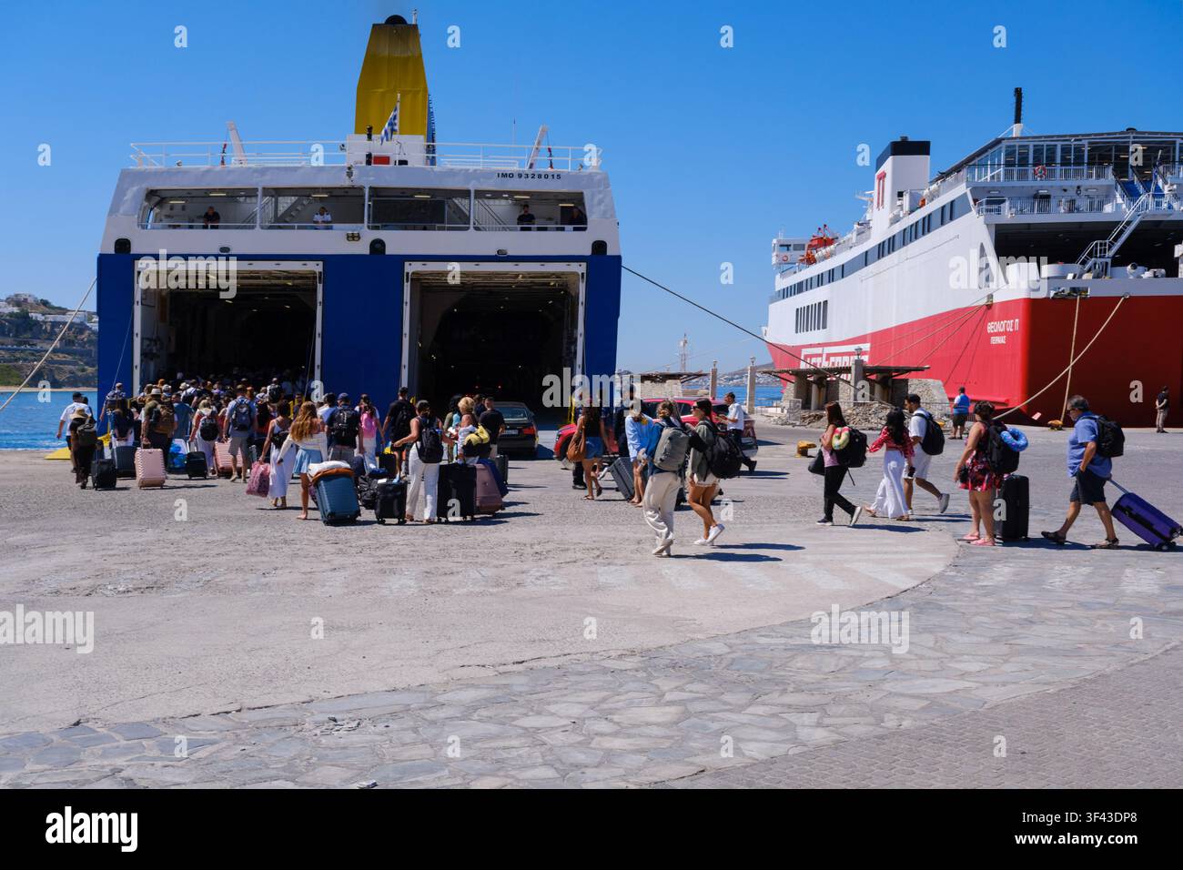 Mykonos, GR - 31 mai 2026 : Passagers débarquant des ferries au nouveau port de Mykonos à Tourlos Banque D'Images