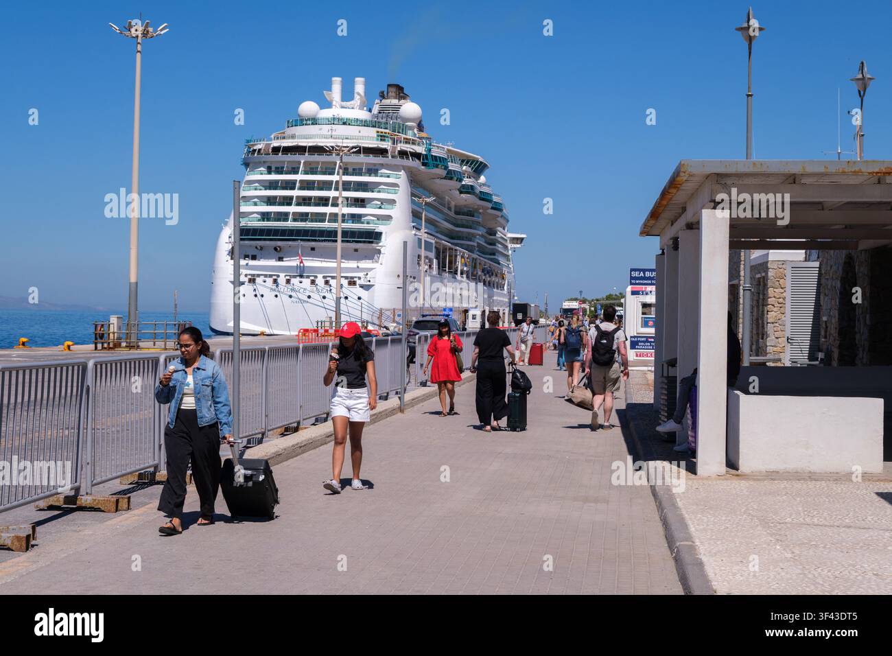 Mykonos, GR - 31 mai 2026 : Le navire de croisière Brilliance of the Seas amarré au Mykonos New Port à Tourlos avec des passagers débarquant Banque D'Images