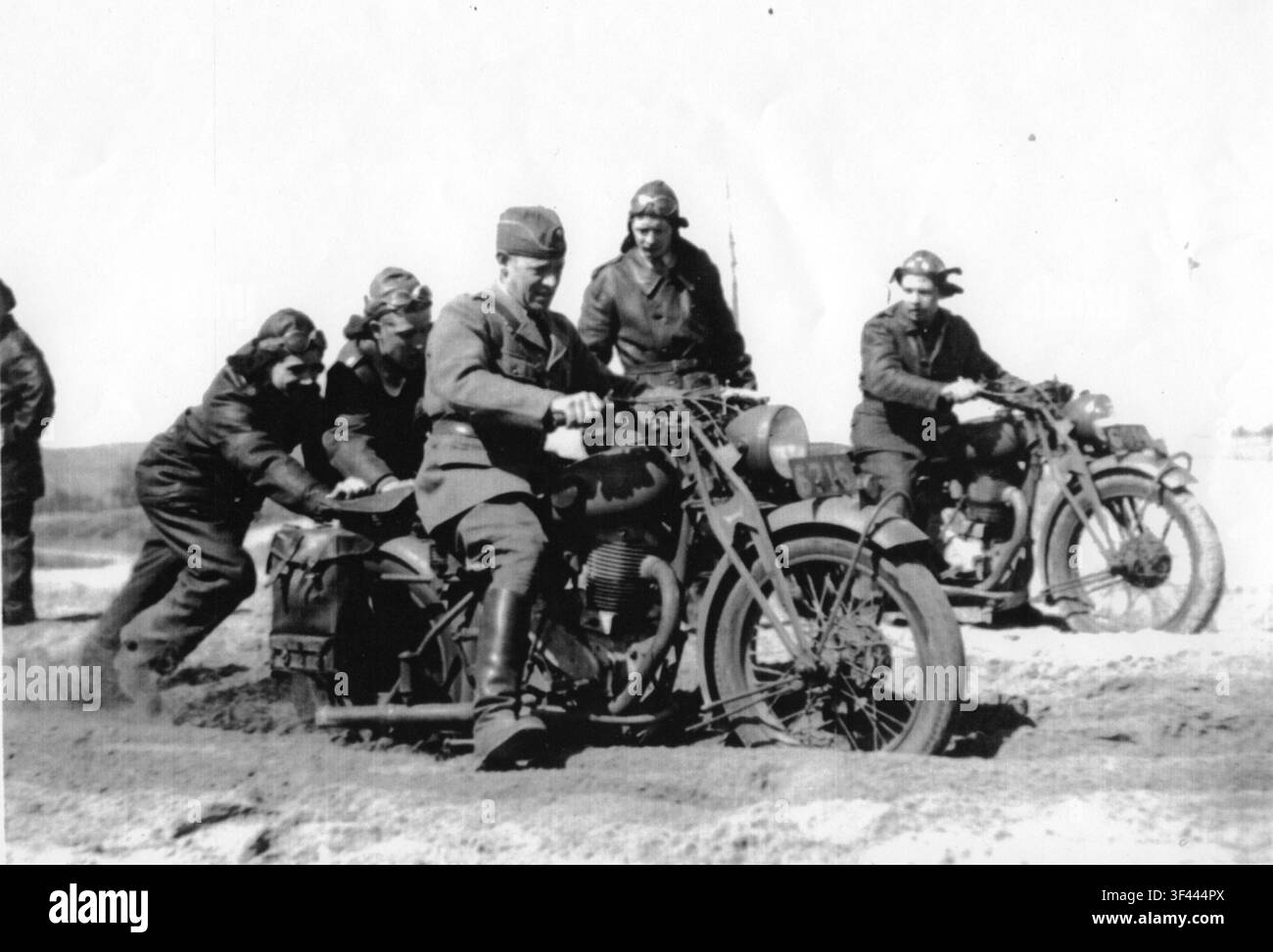 Formation de moto du Frivilliga Motorcykelklubben (FMCK), A 6, sur une photographie des archives militaires suédoises. Banque D'Images