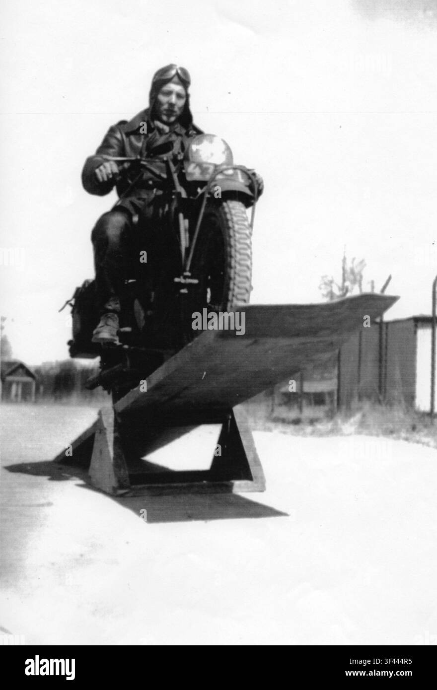 Formation de moto du Frivilliga Motorcykelklubben (FMCK), A 6, sur une photographie des archives militaires suédoises. Banque D'Images