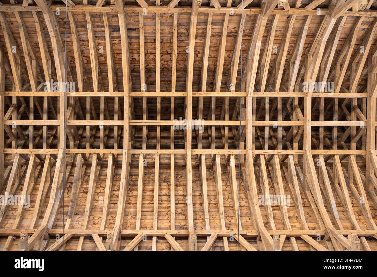 Poutres en bois apparentes à l'intérieur d'un toit d'église Banque D'Images