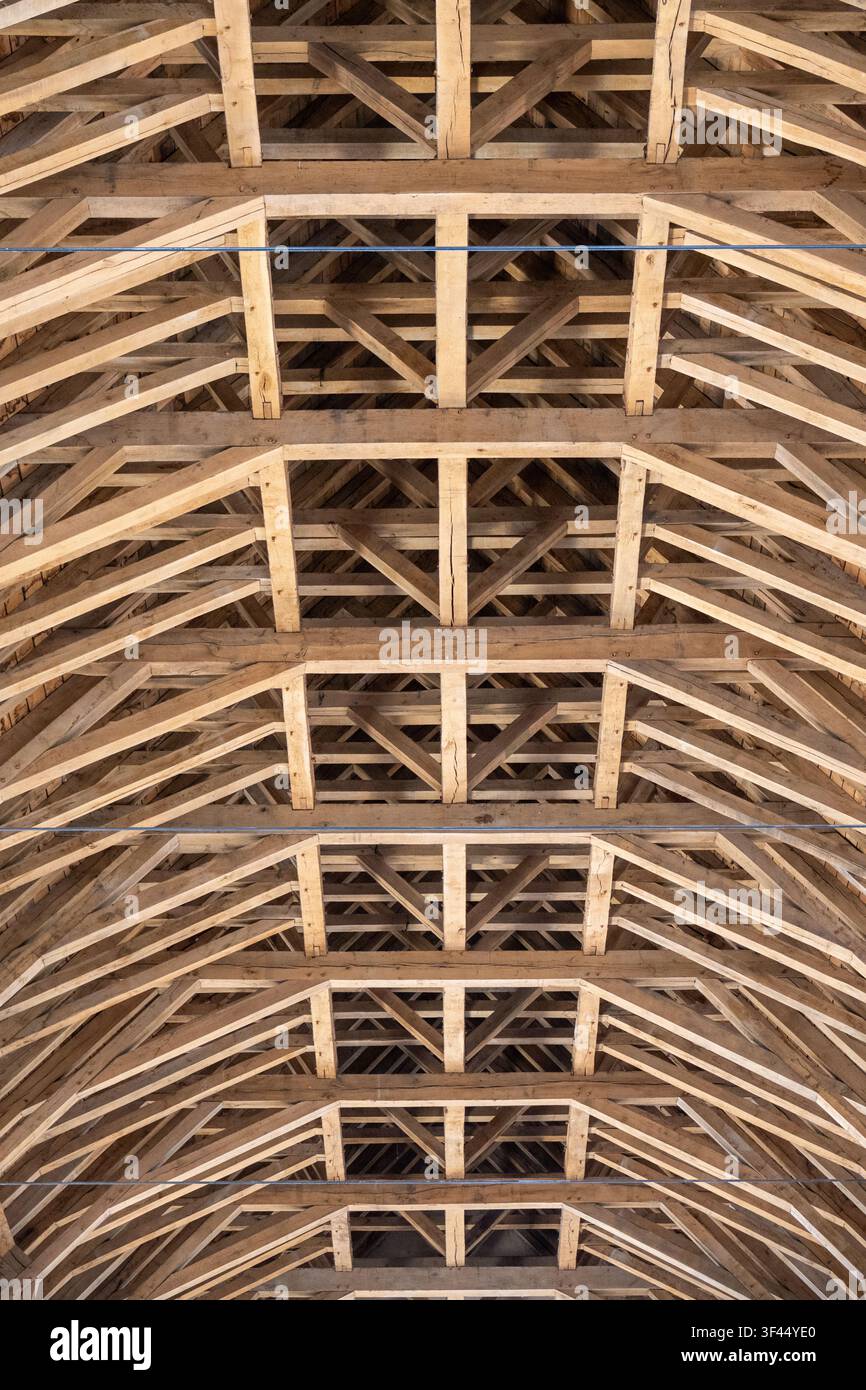 Poutres en bois apparentes à l'intérieur d'un toit d'église Banque D'Images